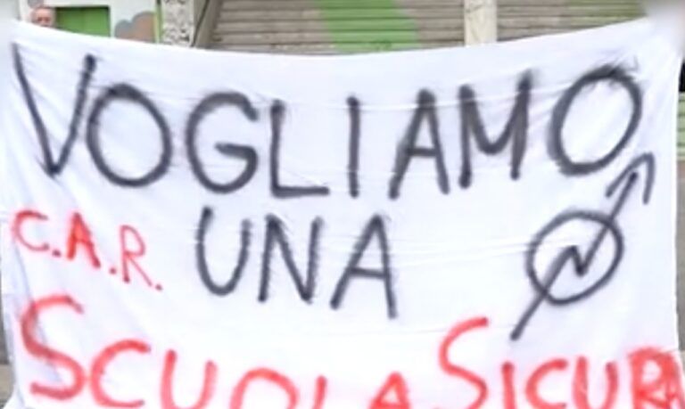 fa denudare lo studente sospettato di aver rubato soldi a un compagno. Istituto Rossellini Roma