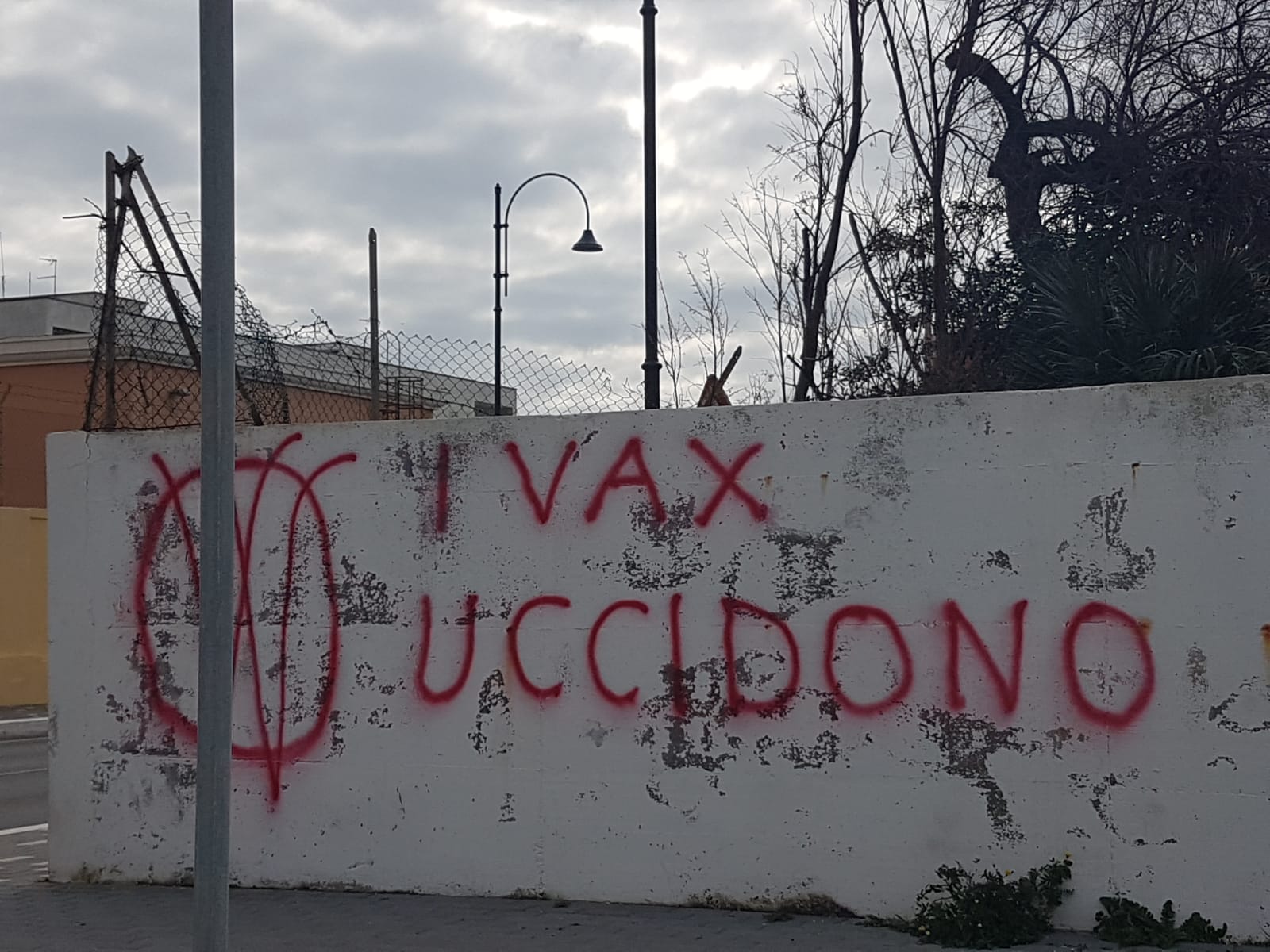 scritte no vax anzio