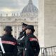 imbratta colonna di San Pietro denunciato clochard