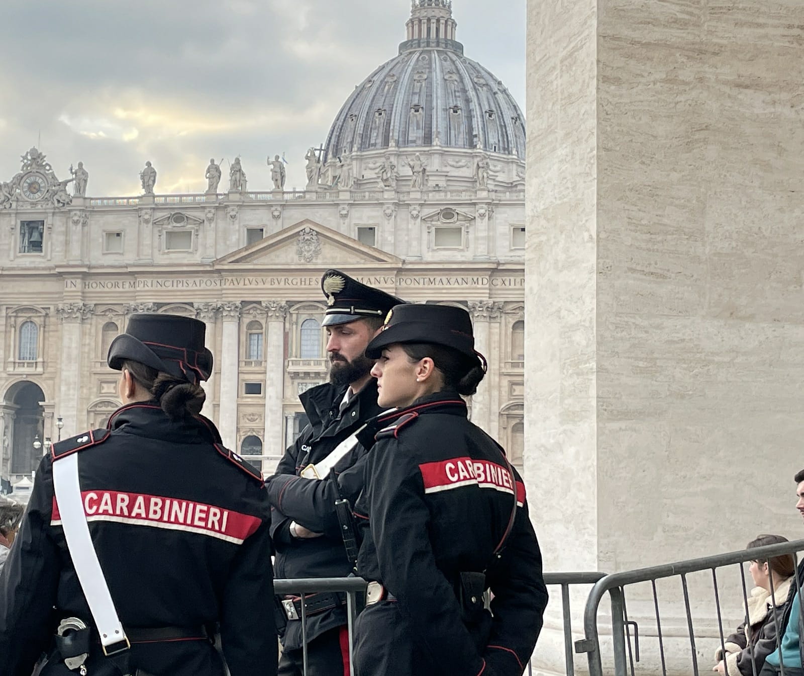 imbratta colonna di San Pietro denunciato clochard