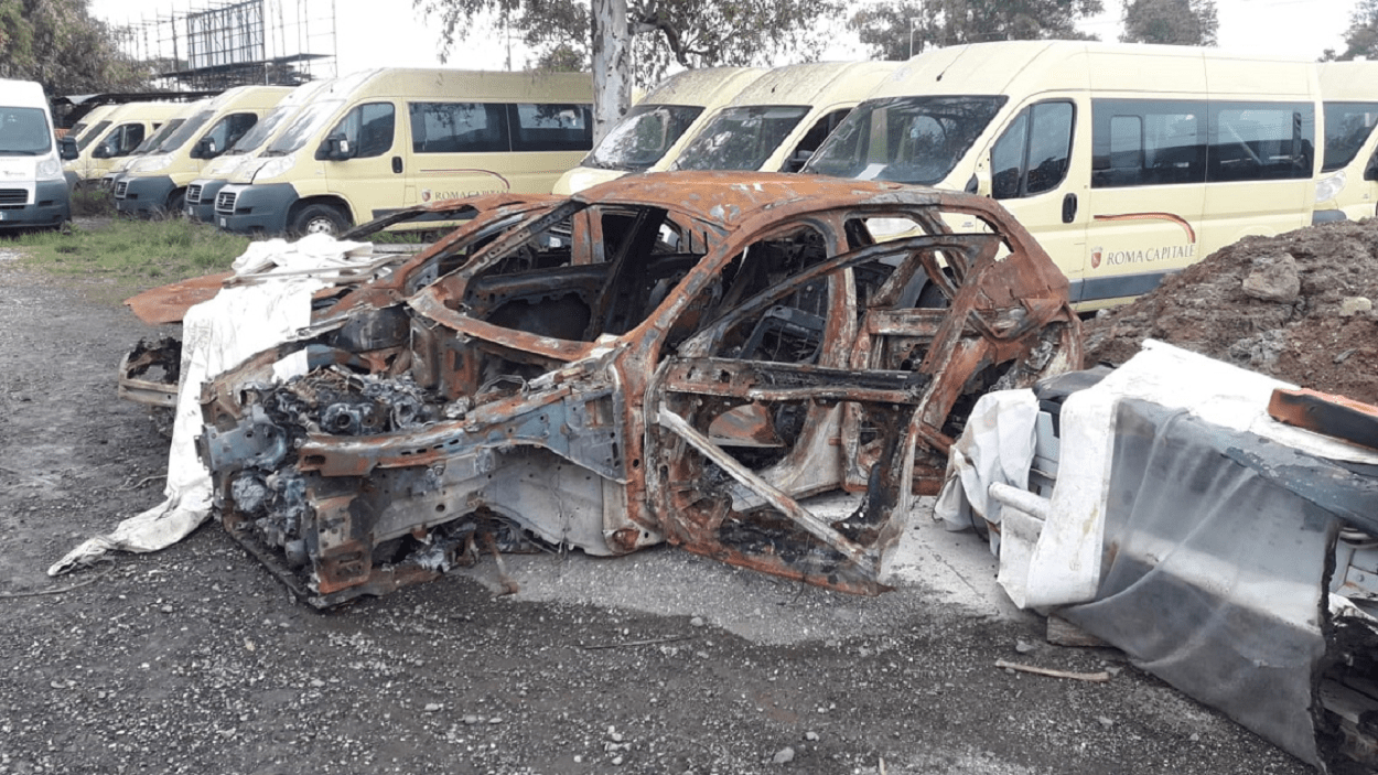 Auto completamente distrutta dall'incendio in via Ostiense