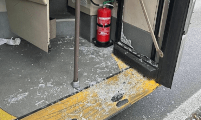 Lite tra passeggeri sul bus. Porta sfondata