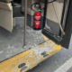 Lite tra passeggeri sul bus. Porta sfondata