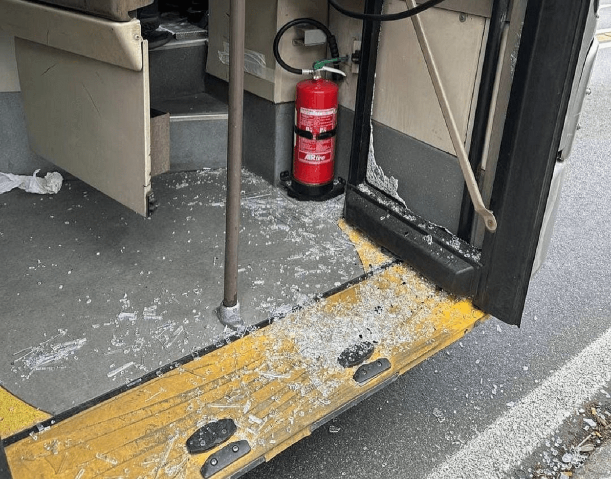 Lite tra passeggeri sul bus. Porta sfondata