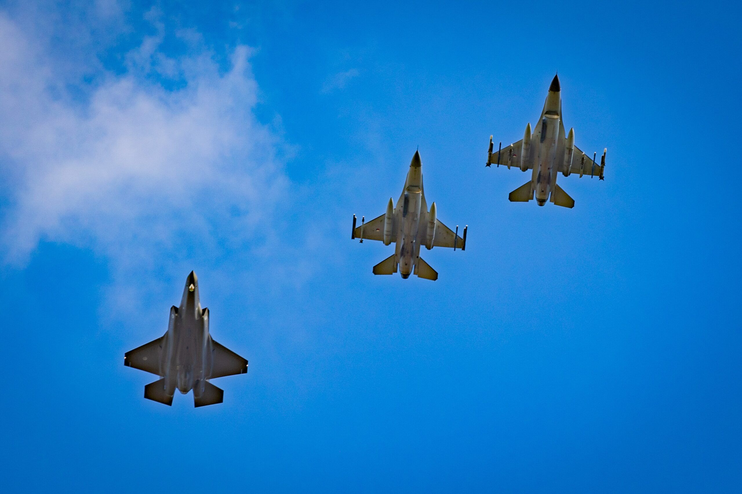 Caccia militari sui cieli di Roma oggi: ecco perché volano a bassa