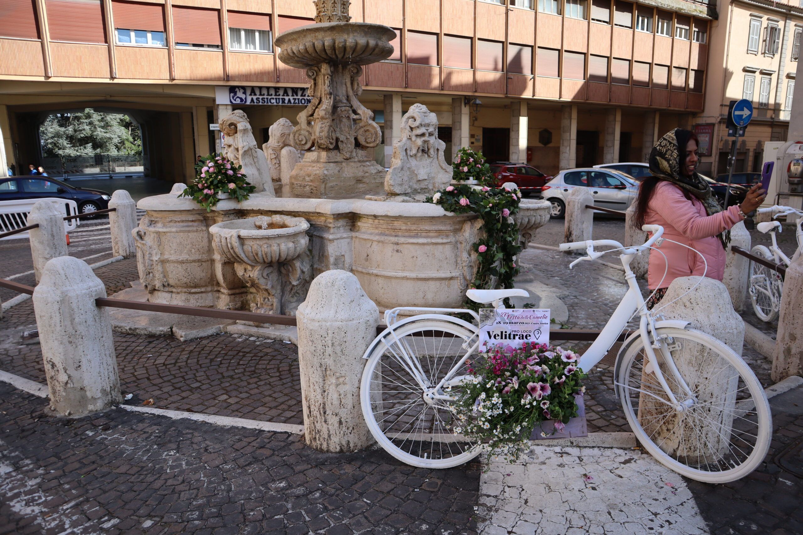 Decori alla fontana di Piazza Cairoli