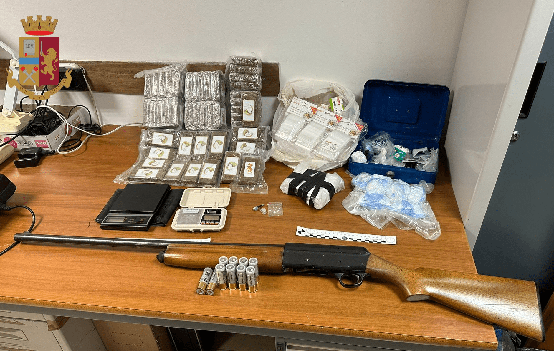 droga e armi trovate dalla polizia
