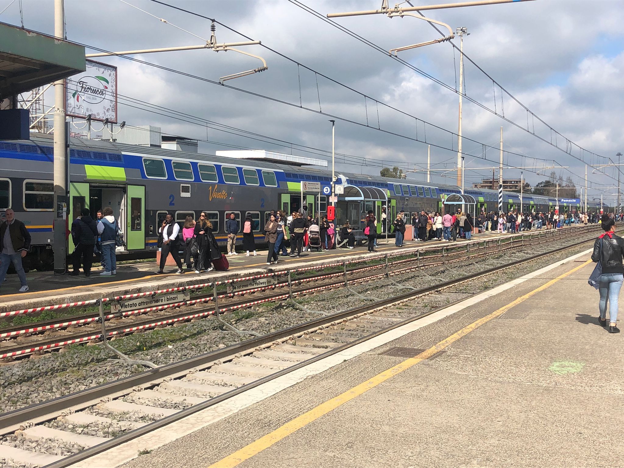 Guasto sulla Roma Nettuno, treno bloccato a Pomezia: passeggeri infuriati (FOTO)