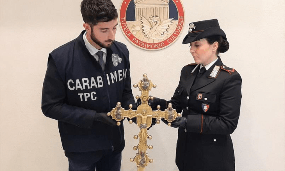 Roma, derubata dalla Basilica di San Marco Evangelista al Campidoglio una croce astile poi recuperata a seguito di mirate indagini dei carabinieri