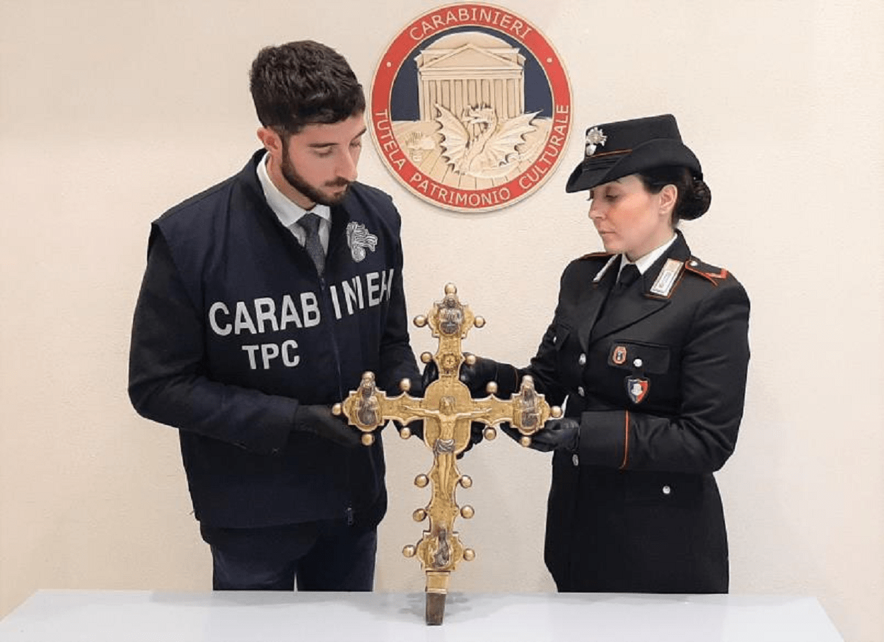 Roma, derubata dalla Basilica di San Marco Evangelista al Campidoglio una croce astile poi recuperata a seguito di mirate indagini dei carabinieri