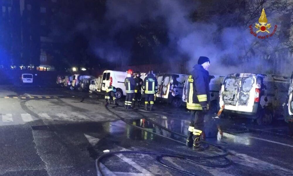 Incendio auto Poste Italiane