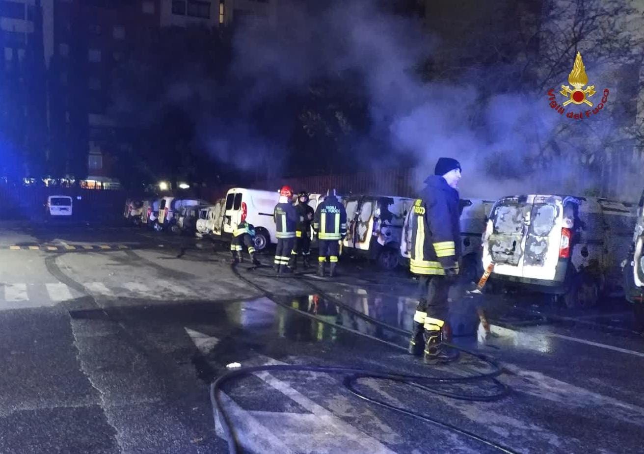 Incendio auto Poste Italiane