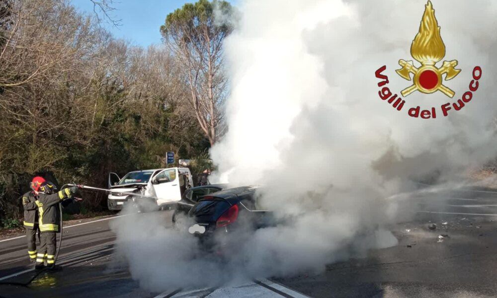 Grave incidente in Via Palombarese, maxi scontro tra tre mezzi: auto a fuoco, strada chiusa Grave incidente in Via Palombarese, maxi scontro tra tre mezzi: auto a fuoco, strada chiusa