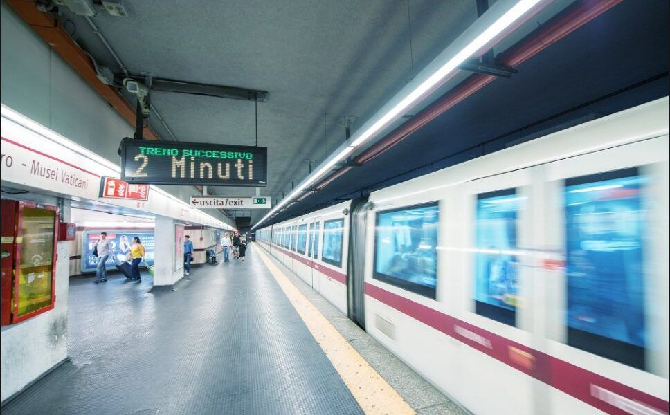 Roma, annunci delle fermate errati nella metro A: “Uno su tre è sbagliato”, il monitoraggio di Acos