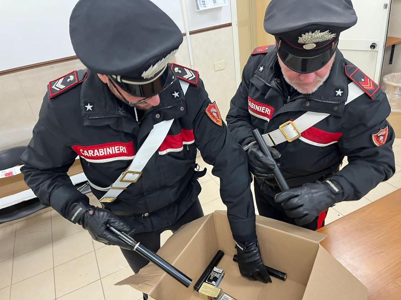 Carabinieri scoprono fabbrica clandestina di armi a Ostia