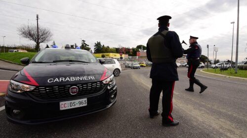 I due hanno poi cercato di fuggire a piedi. Bloccati, i militari hanno trovato un grosso coltello e la droga