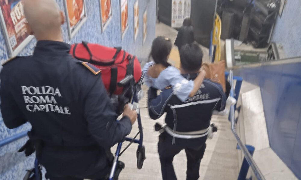 Ragazza disabile portata in braccio al Colosseo a Roma