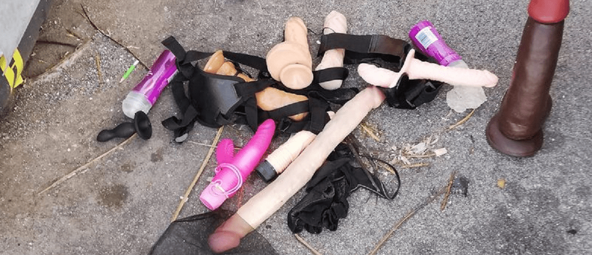Sex toys ritrovati vicino ai cassonetti
