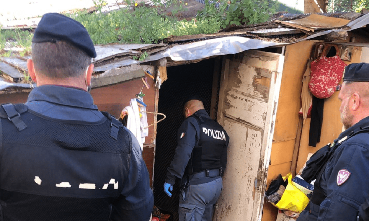 Roma, le operazioni di sgombero dell'insediamento abusivo in via dei Monti di Pietralata sono in corso dalle 8. Intervento della Polizia