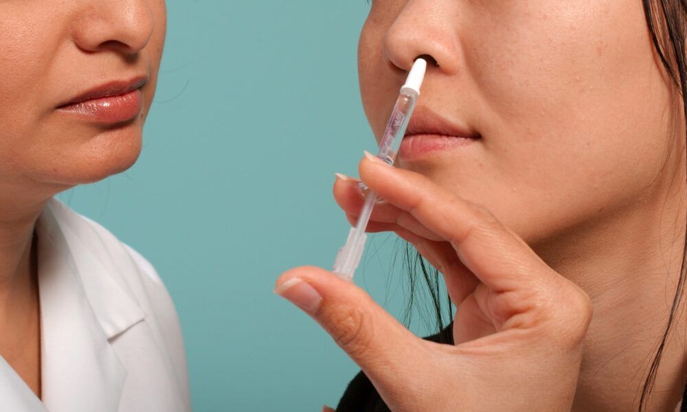 Covid, spray nasale contro il contagio. Bassetti: ”Funziona come l’Autan contro la malaria. Fate il vaccino”