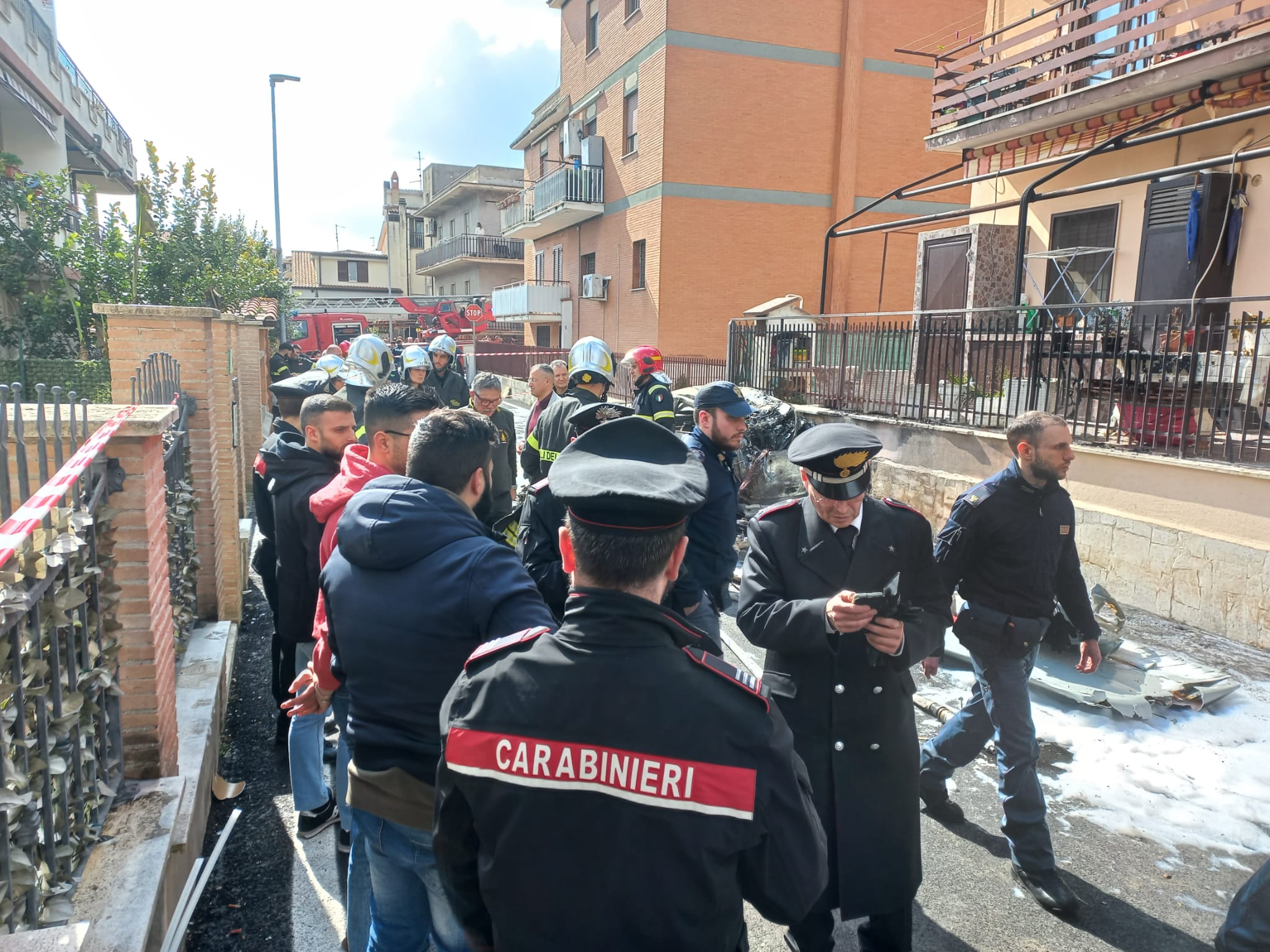 Carabinieri sul posto dove è caduto l'aereo