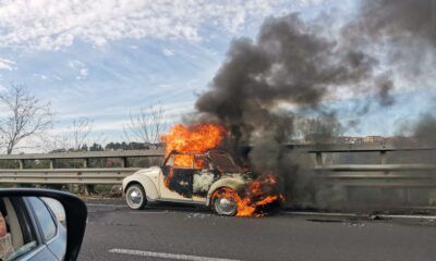 Roma, auto a fuoco sul raccordo