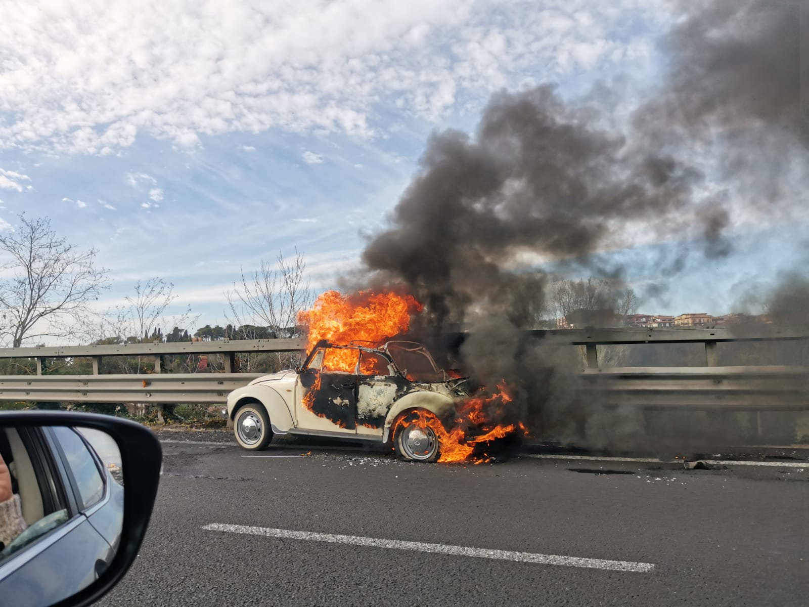 Roma, auto a fuoco sul raccordo