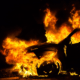 auto in fiamme