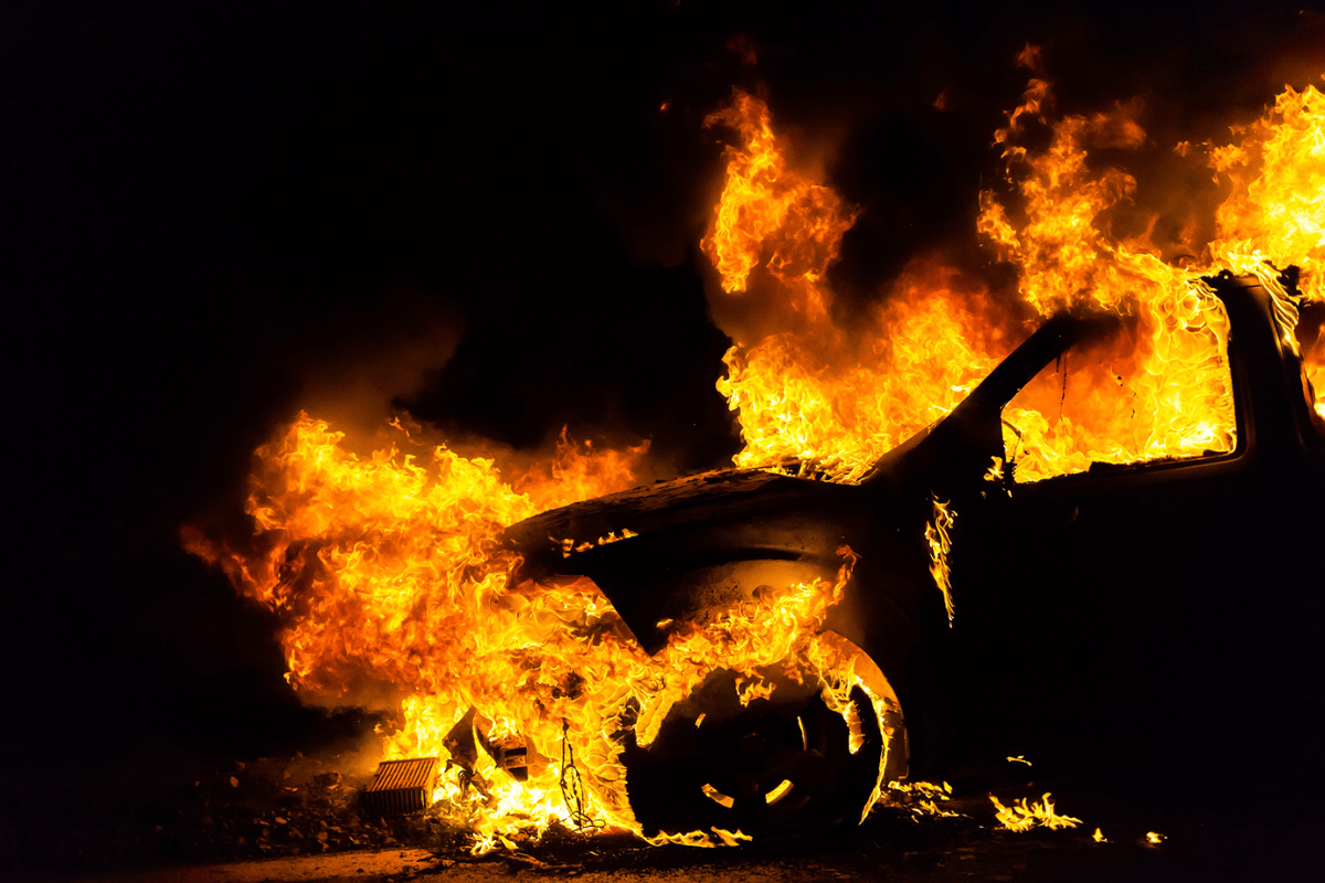 auto in fiamme nella notte a Civitavecchia
