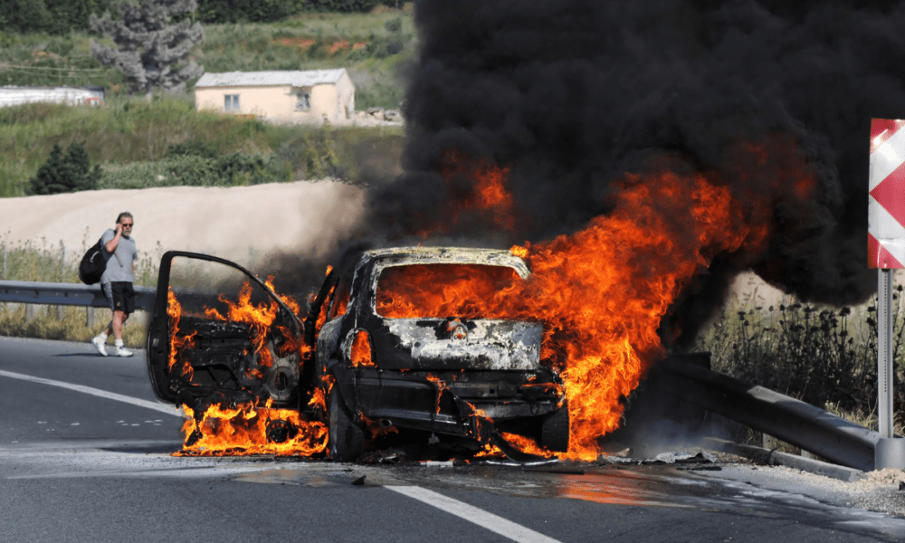 Auto in fiamme sul Grande Raccordo Anulare: lunghe code sulla carreggiata