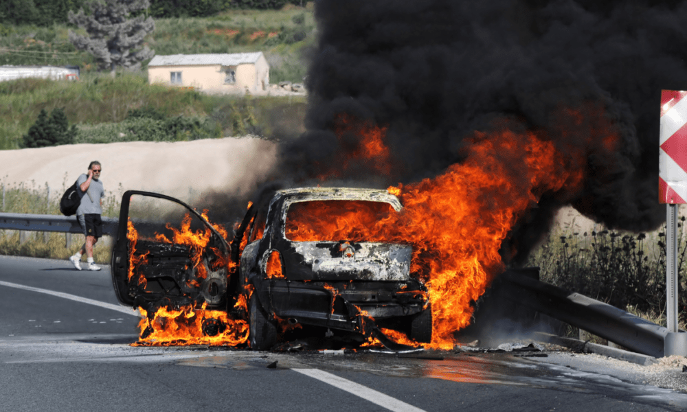 auto in fiamme