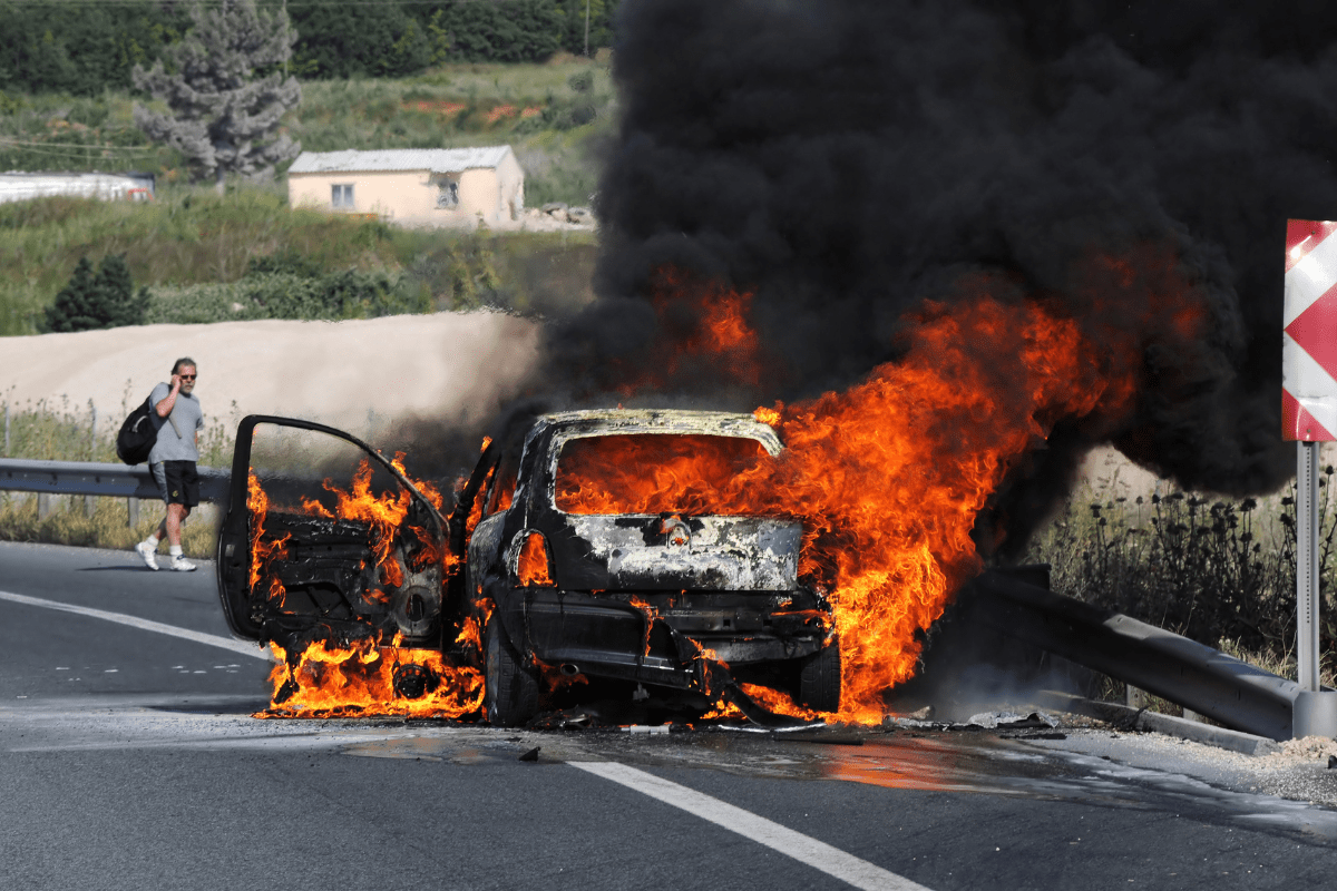 auto in fiamme