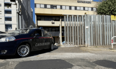 estorce denaro al padre per comprare la droga