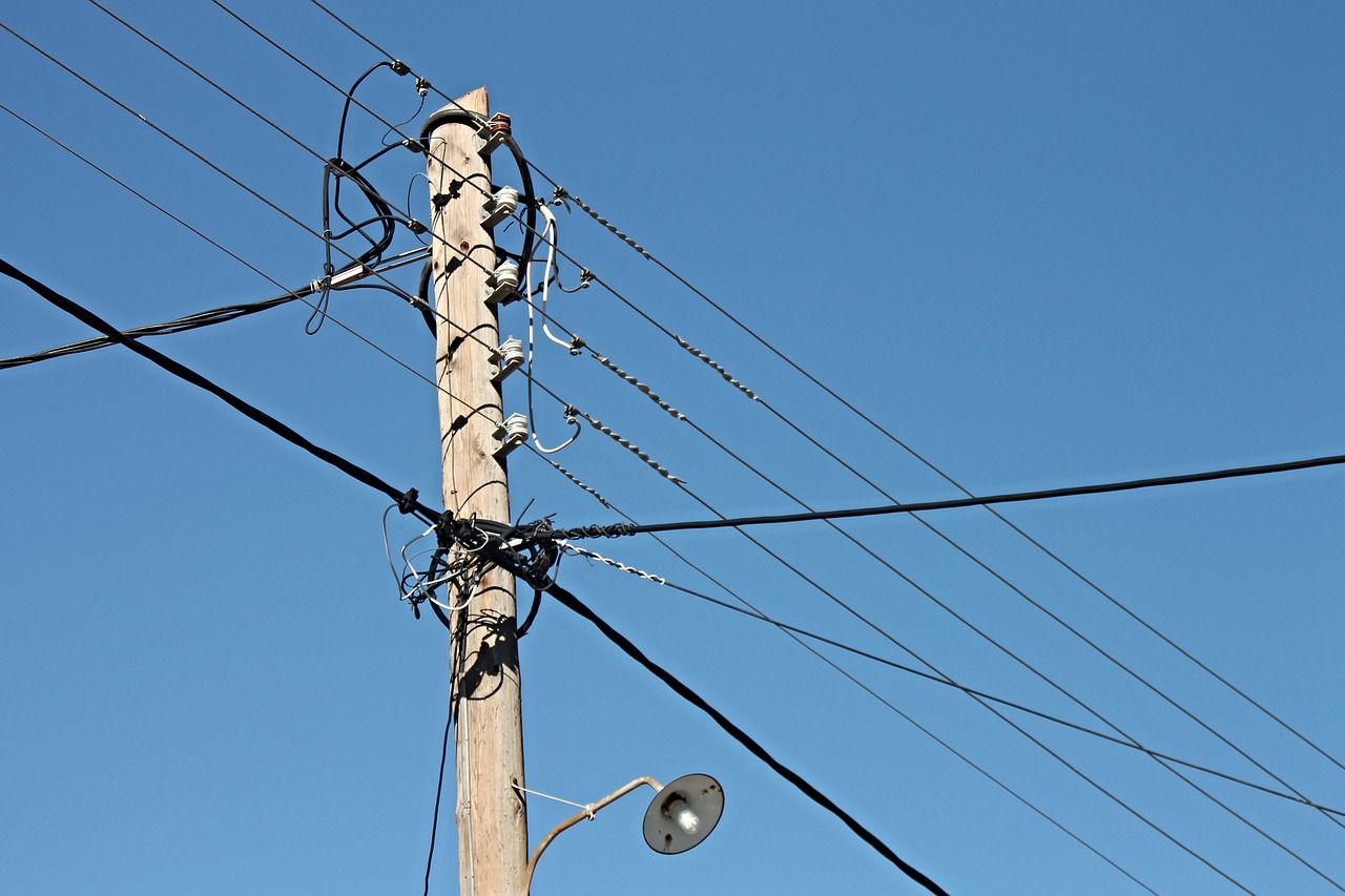 Roma, dispersione di gas in strada durante alcuni lavori per l'installazione di cavi telefonici. Al lavoro i tecnici Italgas