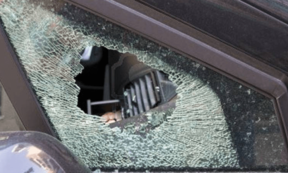 Auto vandalizzate a Roma, clochard spacca i finestrini sotto Palazzo Valentini