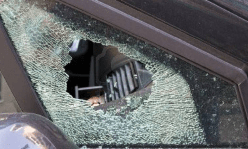 Auto vandalizzate a Roma, clochard spacca i finestrini sotto Palazzo Valentini Auto vandalizzate a Roma, clochard spacca i finestrini sotto Palazzo Valentini