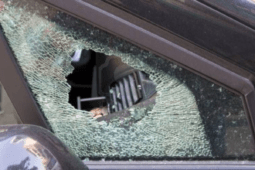 finestrino rotto a una macchina
