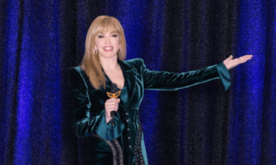 Milly Carlucci che presenta Il Cantante Mascherato