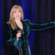 Milly Carlucci che presenta Il Cantante Mascherato