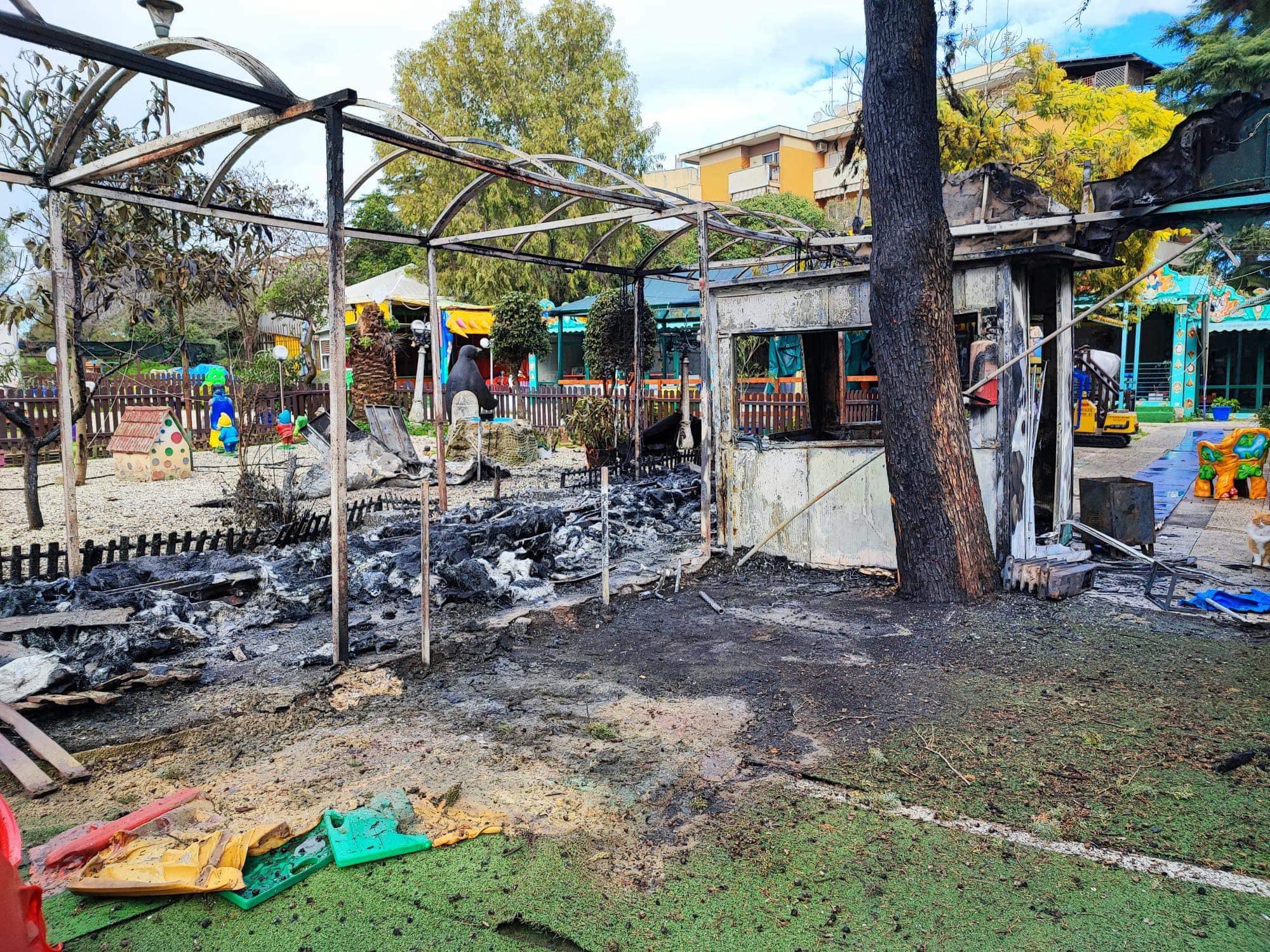 incendio PARCO GIOCHI DI VIA LUIGI CAPUANA