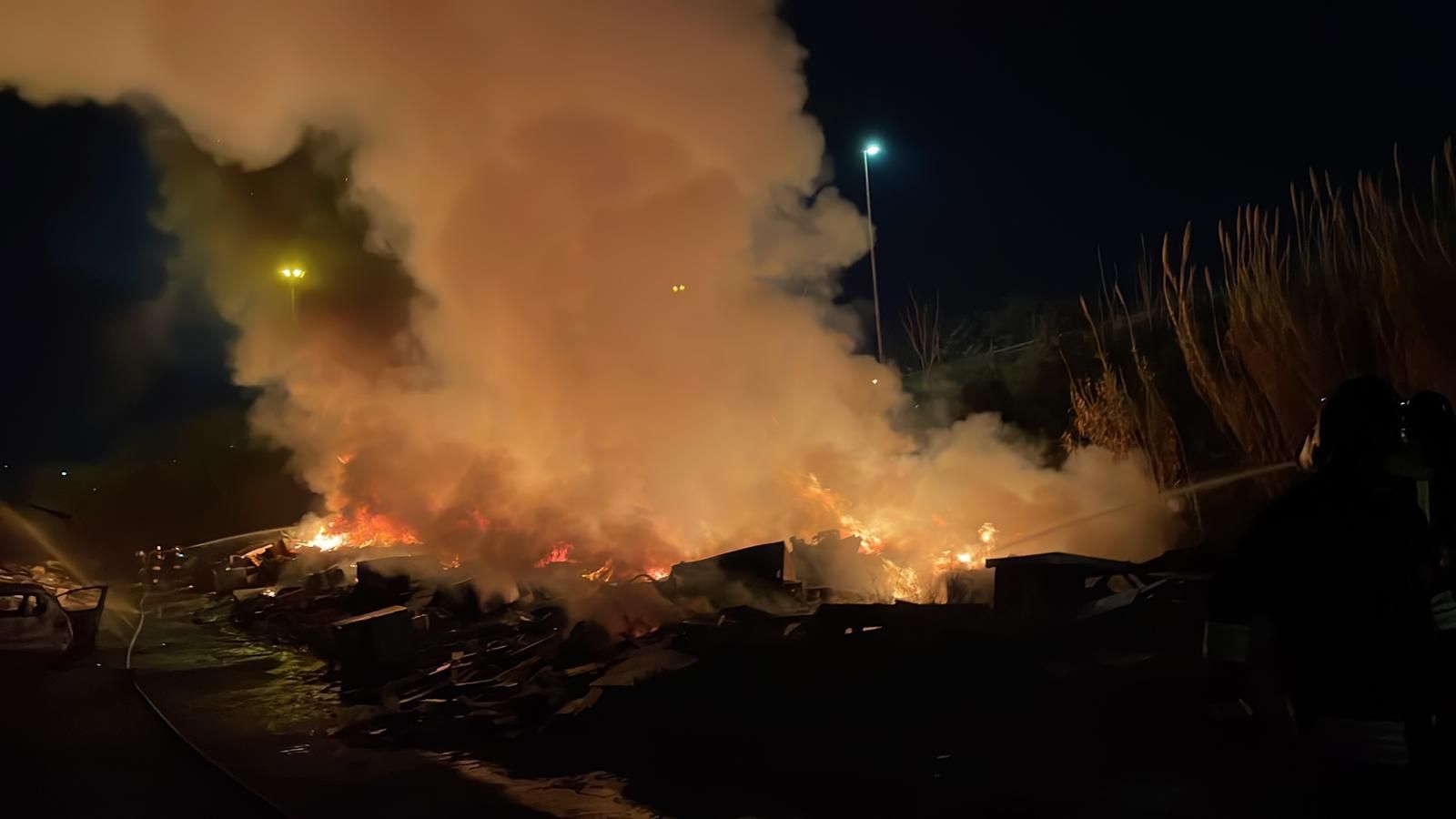 Roma, violento incendio nella discarica di rifiuti: enorme colonna di fumo, chiuso viale Togliatti (FOTO)