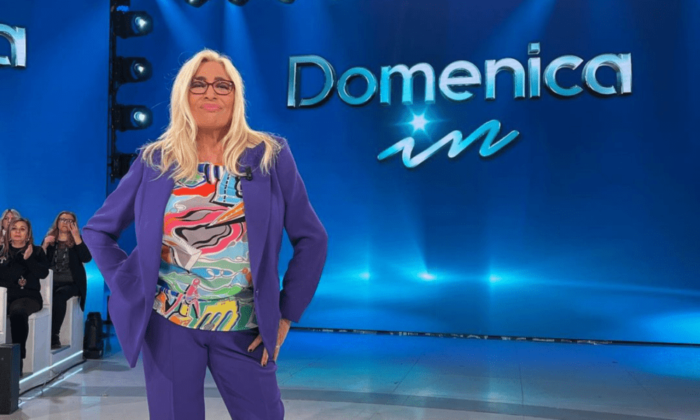 Mara Venier che conduce Domenica In