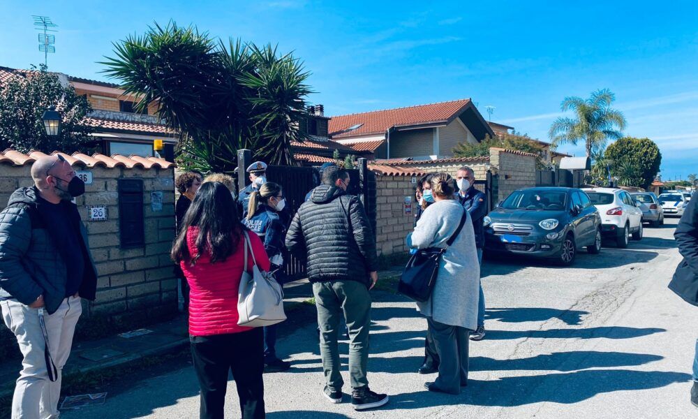 Ardea, anziani e lavoranti occupano la RSA abusiva: giornalista minacciato di morte Ardea, anziani e lavoranti occupano la RSA abusiva: giornalista minacciato di morte