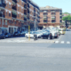 cade sul marciapiede rovinato e si lussa la spalla. Via dei Colli Portuensi