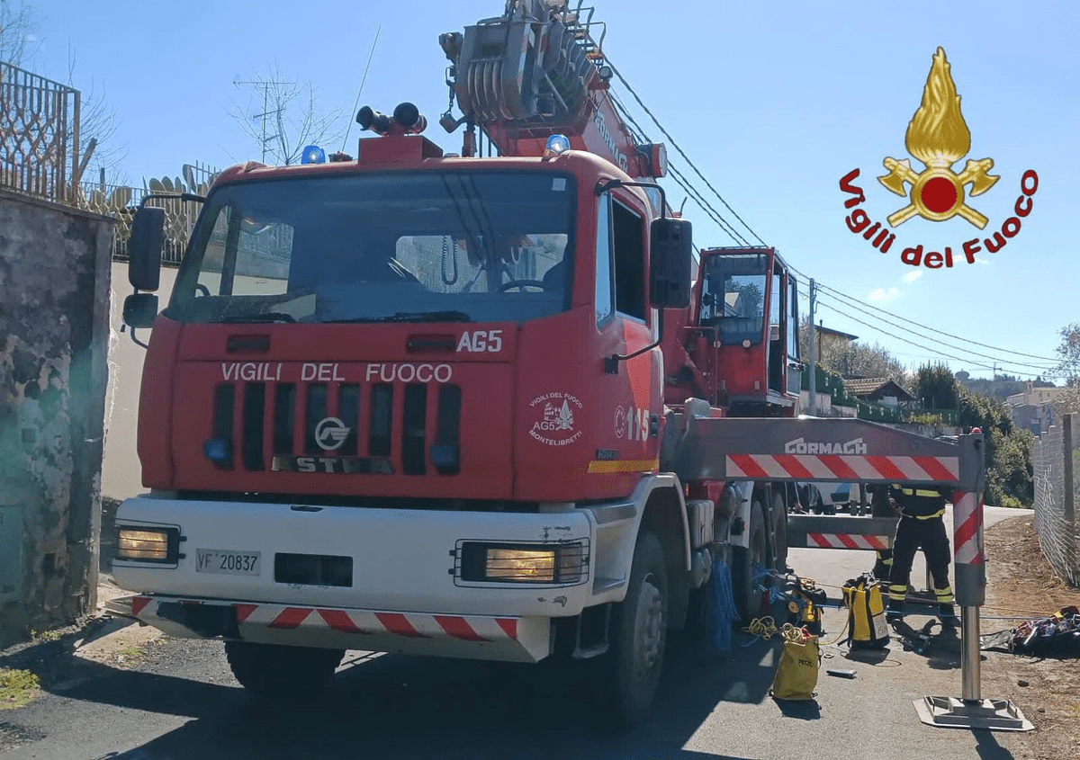 incendio auto settebagni, traffico in tilt