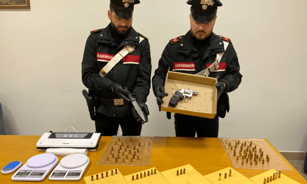 Pistola e cocaina in auto