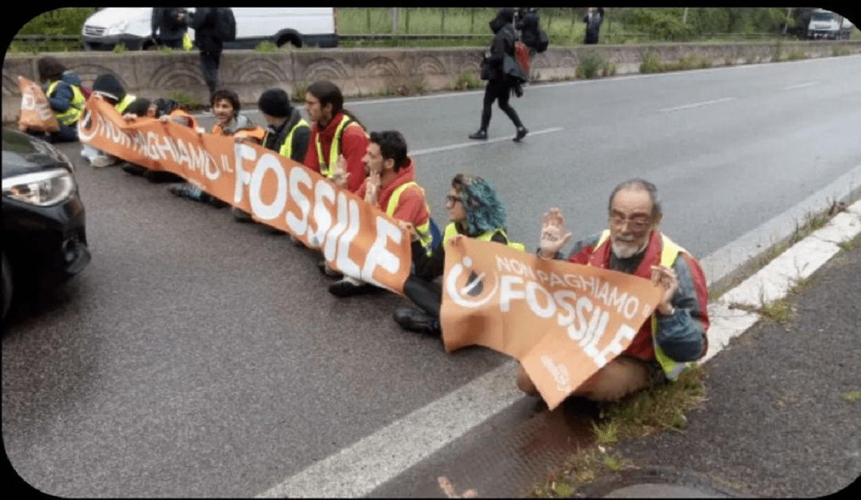 Attivisti di Ultima Generazione bloccano l'Appia Nuova