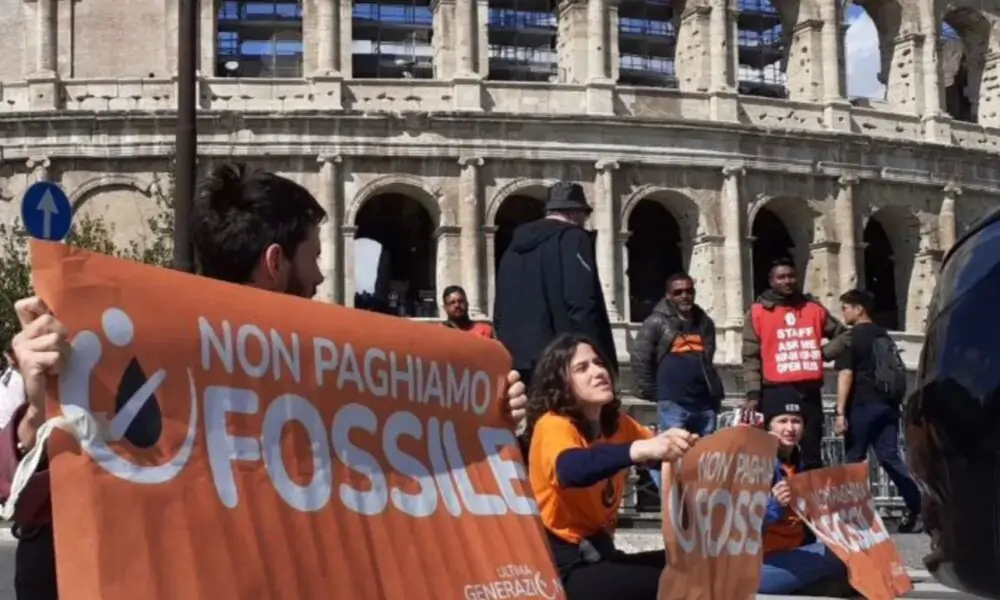 Blitz attivisti colosseo oggi a Roma
