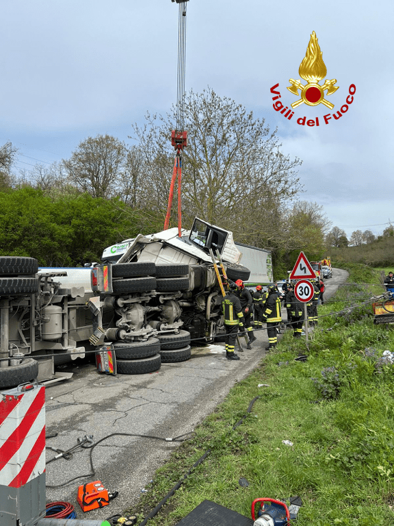 Camion distrutto per incidente