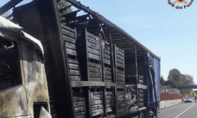 Camion divorato dalle fiamme sull'A1